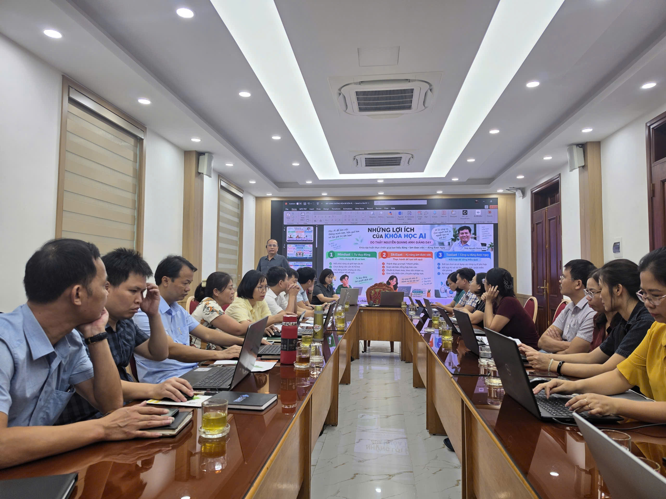 Không khí tập huấn sôi nổi cùng hàng chục cán bộ, thầy cô